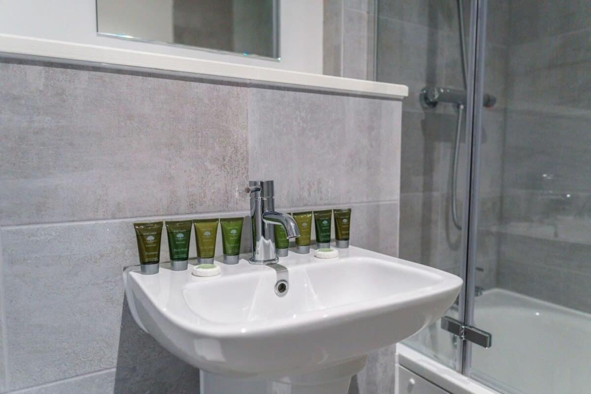Stunning 2 Bed Apartment In Salford With Views Manchester Exteriér fotografie